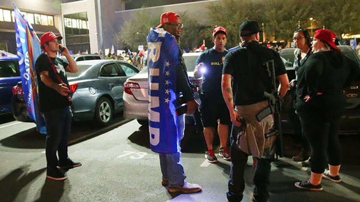 La ventaja de Biden en Arizona se vuelve más estrecha; simpatizantes de Trump protestan en Phoenix